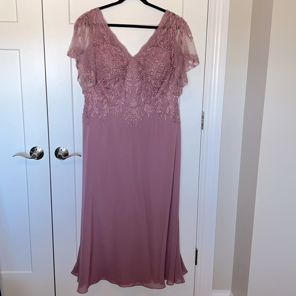 MGNY Floral Lace Embellished Beaded Flutter Sleeve Dress - Rose - Picture 3 of 12